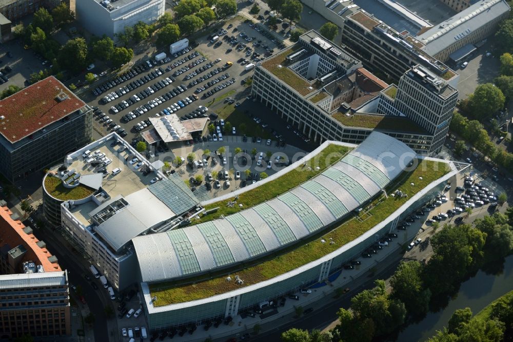 Berlin from above - The Mercedes-Benz Berlin branch is located on the Salzufer in Berlin-Charlottenburg. Here is the complete package will be offered to car buying and selling, financial services, and service. For leisure activities, the building is used, so for auto sports, there is an indoor climbing wall and a children's traffic school. The building, also known as Mercedes World, follows with a sweep the barrel of the Landwehr Canal. Was built, the glass-steel construction according to designs by architects Lamb, Weber, Donath and partners