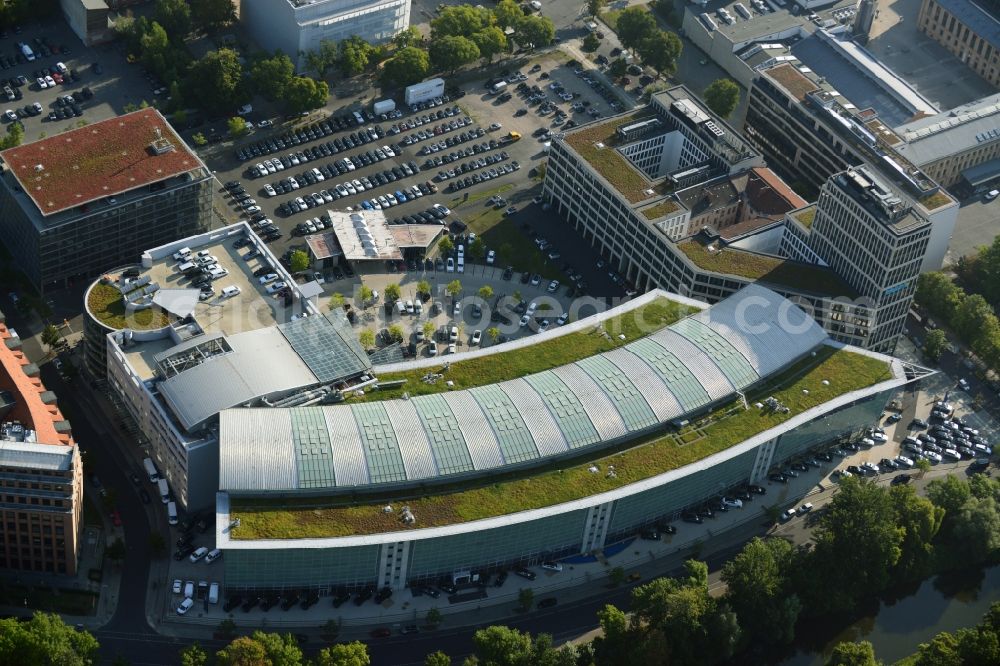 Berlin from the bird's eye view: The Mercedes-Benz Berlin branch is located on the Salzufer in Berlin-Charlottenburg. Here is the complete package will be offered to car buying and selling, financial services, and service. For leisure activities, the building is used, so for auto sports, there is an indoor climbing wall and a children's traffic school. The building, also known as Mercedes World, follows with a sweep the barrel of the Landwehr Canal. Was built, the glass-steel construction according to designs by architects Lamb, Weber, Donath and partners