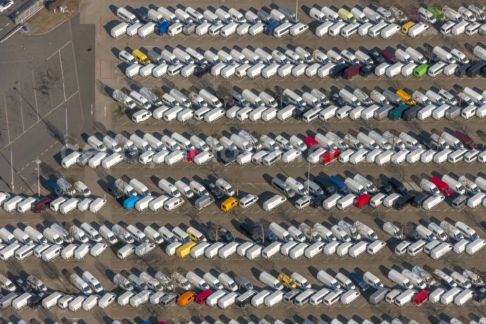 Aerial photograph Düsseldorf - The shelves at the plant site extradition of the Mercedes-Benz - Sprinter production in Düssseldorf. Because of the continuing high demand for Mercedes-Benz will increase production capacity for the sprinters