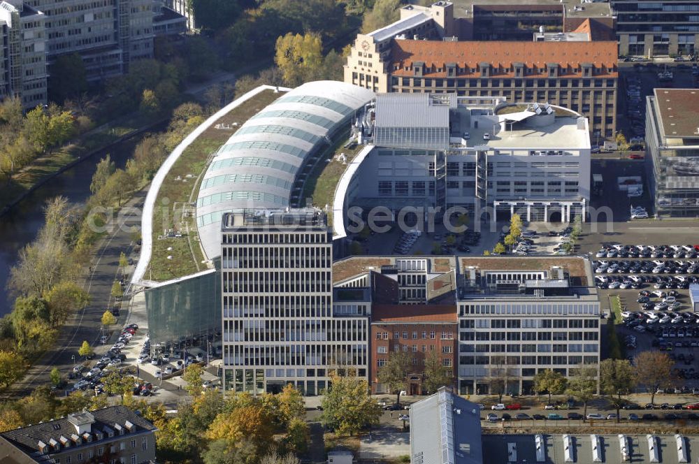 Aerial photograph Berlin - Blick auf die Mercedes Welt am Salzufer in Berlin Charlottenburg. Im Jahr 2000 fand die Eröffnung des Gebäudes statt. Mit transparenter Architektur und innovativer Technik präsentiert Daimler-Chrysler in einem 85 Millionen teuren Neubau hinter einer 160 m langen und 22 m hohen Glasfassade rund 350 Pkw's auf 14.000 m2 Ausstellungsfläche. Zusätzlich ist der Komplex eine Erlebniswelt mit Kinderwelt, Kletterwand und F1-Simulator. Kontakt: Mercedes-Welt am Salzufer, Salzufer 1, 10587 Berlin, Tel. +49(0)30 3901 00, Fax +49(0)30 3901 1457, Email: info.berlin@mercedes-benz.com