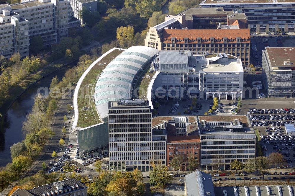 Berlin from above - Blick auf die Mercedes Welt am Salzufer in Berlin Charlottenburg. Im Jahr 2000 fand die Eröffnung des Gebäudes statt. Mit transparenter Architektur und innovativer Technik präsentiert Daimler-Chrysler in einem 85 Millionen teuren Neubau hinter einer 160 m langen und 22 m hohen Glasfassade rund 350 Pkw's auf 14.000 m2 Ausstellungsfläche. Zusätzlich ist der Komplex eine Erlebniswelt mit Kinderwelt, Kletterwand und F1-Simulator. Kontakt: Mercedes-Welt am Salzufer, Salzufer 1, 10587 Berlin, Tel. +49(0)30 3901 00, Fax +49(0)30 3901 1457, Email: info.berlin@mercedes-benz.com