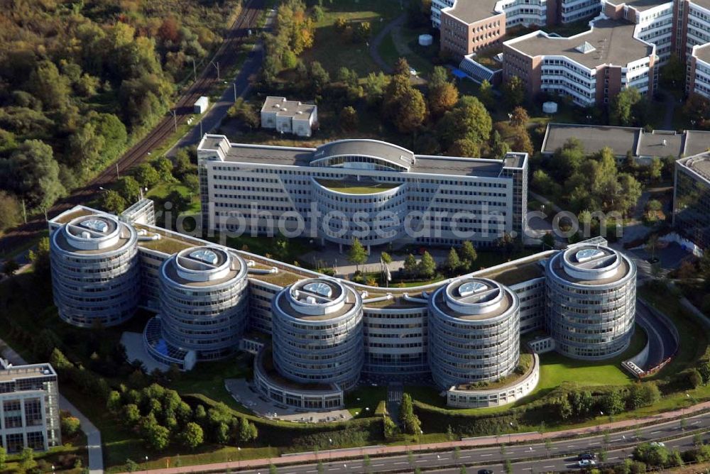 Aerial image Frankkfurt am Main - Blick auf das Mertonviertel und den Gebäudekomplex hinter der Gothaer Versicherung an der Lurgiallee.