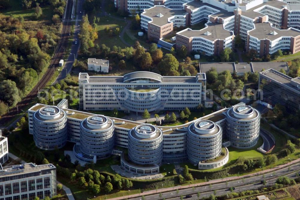 Aerial photograph Frankkfurt am Main - Blick auf das Mertonviertel und den Gebäudekomplex hinter der Gothaer Versicherung an der Lurgiallee.