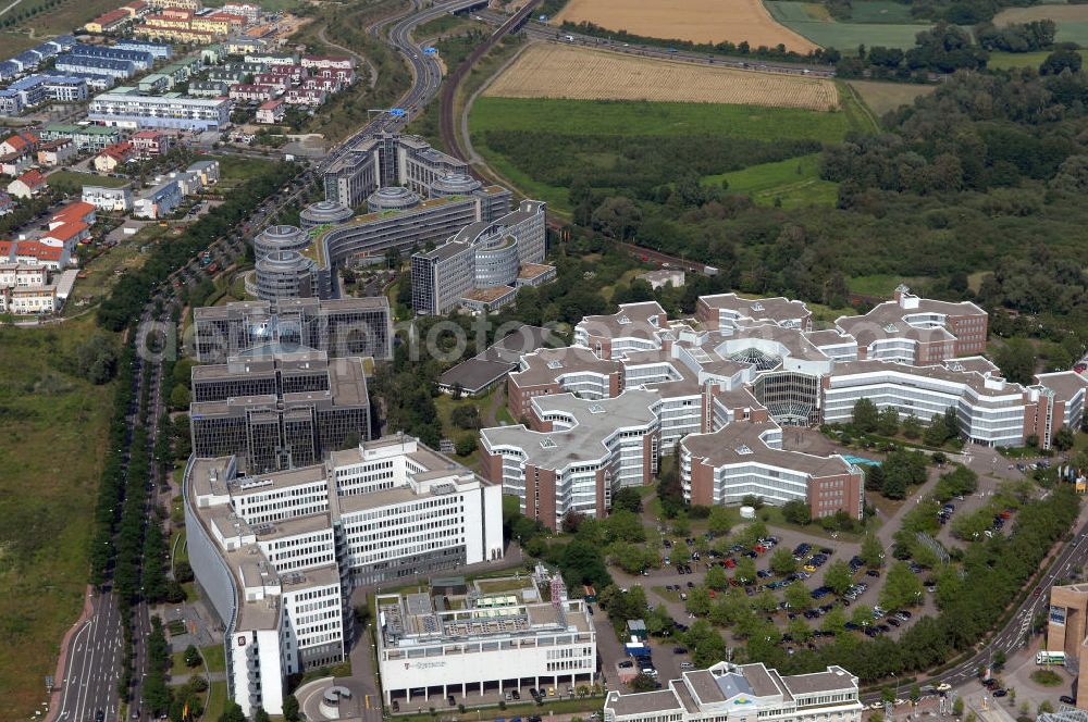 FRANKFURT / Main from above - Blick auf das Mertonviertel im Stadtteil Niederursel von Frankfurt am Main in Hessen. Das Mertonviertel ist ein etwa 60 Hektar großer Bürostandort im Nordwesten Frankfurts mit Standorten der renommierten Unternehmen Antra Grundstücksverwaltung, Deka Immobilien Investment, HSBC Trinkaus Real Estate, IVG Asset Management sowie SEB Asset Management. Kontakt: Standortinitiative MertonViertel Frankfurt am Main, Benno Adelhardt, Emil-von-Behring-Str. 8–14, 60439 Frankfurt am Main, Tel. +49 (0) 69 138 748 23,