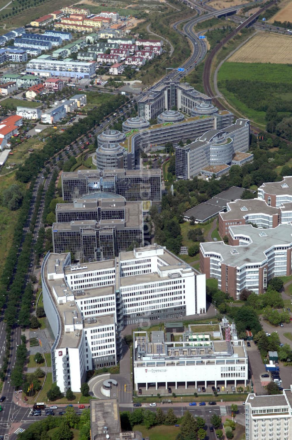 FRANKFURT / Main from the bird's eye view: Blick auf das Mertonviertel im Stadtteil Niederursel von Frankfurt am Main in Hessen. Das Mertonviertel ist ein etwa 60 Hektar großer Bürostandort im Nordwesten Frankfurts mit Standorten der renommierten Unternehmen Antra Grundstücksverwaltung, Deka Immobilien Investment, HSBC Trinkaus Real Estate, IVG Asset Management sowie SEB Asset Management. Kontakt: Standortinitiative MertonViertel Frankfurt am Main, Benno Adelhardt, Emil-von-Behring-Str. 8–14, 60439 Frankfurt am Main, Tel. +49 (0) 69 138 748 23,