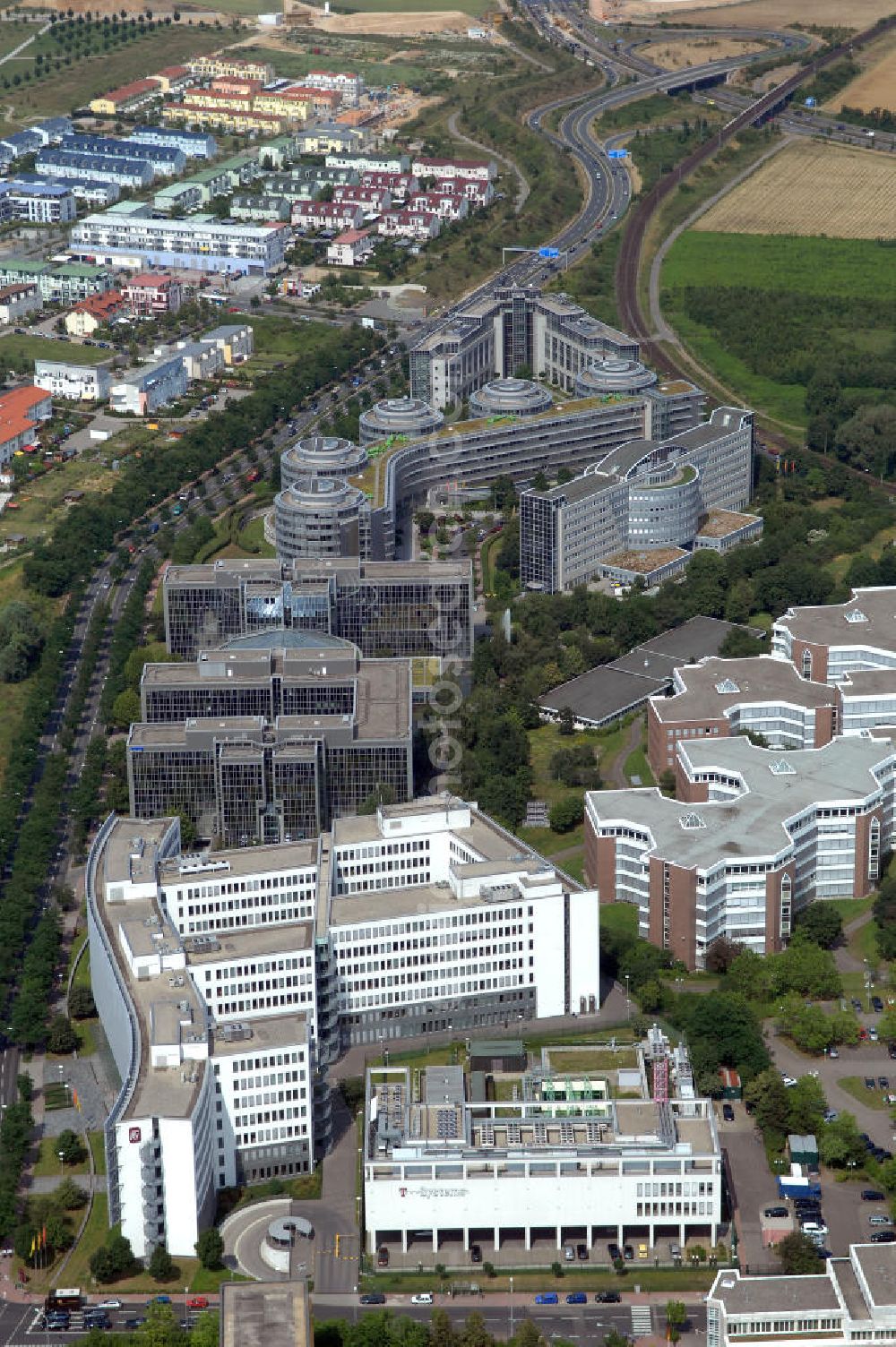 Aerial image FRANKFURT / Main - Blick auf das Mertonviertel im Stadtteil Niederursel von Frankfurt am Main in Hessen. Das Mertonviertel ist ein etwa 60 Hektar großer Bürostandort im Nordwesten Frankfurts mit Standorten der renommierten Unternehmen Antra Grundstücksverwaltung, Deka Immobilien Investment, HSBC Trinkaus Real Estate, IVG Asset Management sowie SEB Asset Management. Kontakt: Standortinitiative MertonViertel Frankfurt am Main, Benno Adelhardt, Emil-von-Behring-Str. 8–14, 60439 Frankfurt am Main, Tel. +49 (0) 69 138 748 23,