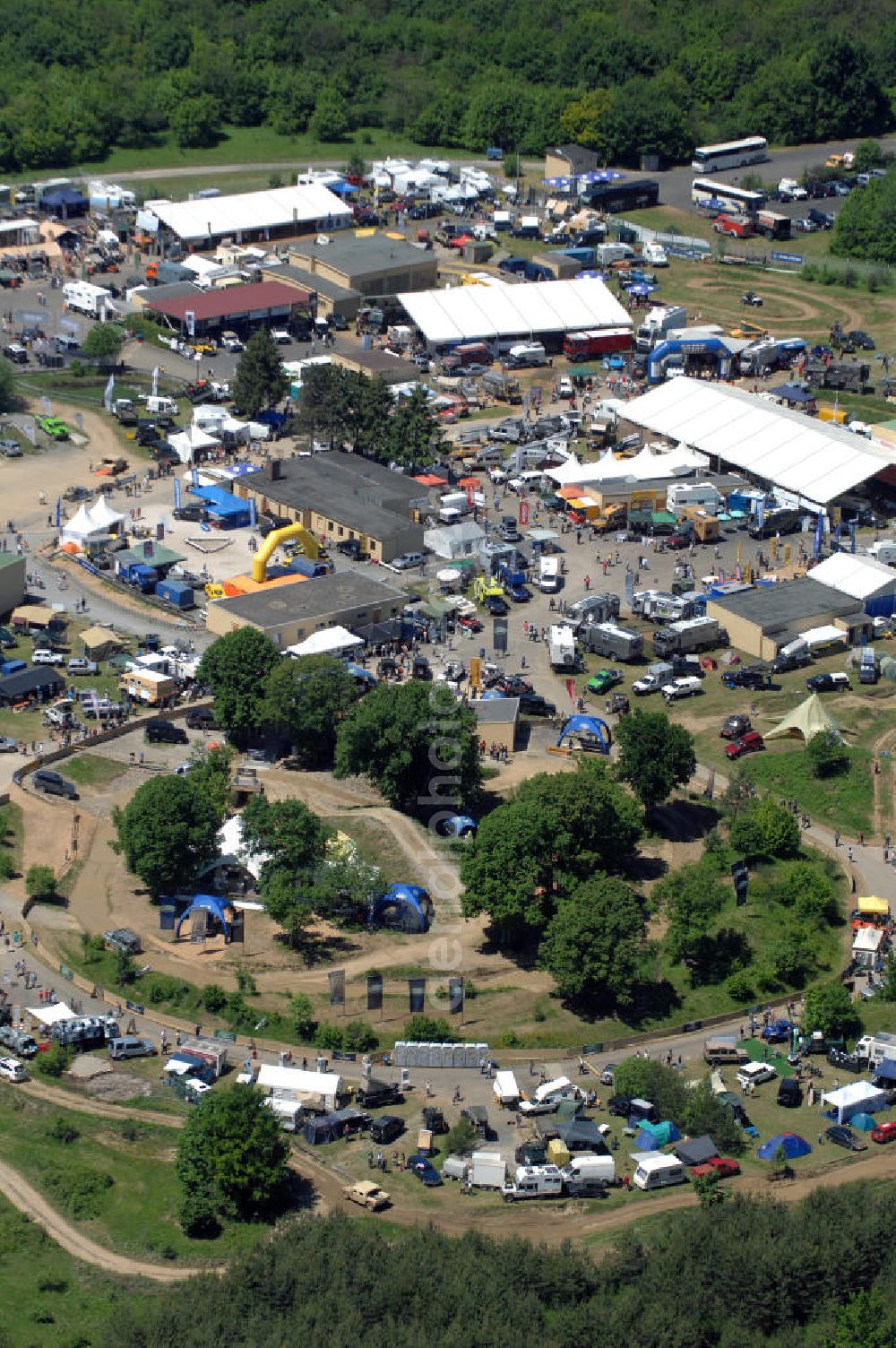 Bad Kissingen from the bird's eye view: Die Messe Abenteuer & Allrad auf dem Messeplatz nahe dem Stadtteil Reiterwiesen in Bayern. The adventure & all-wheel fair at the fair place at the district Reiterwiesen in Bavaria.