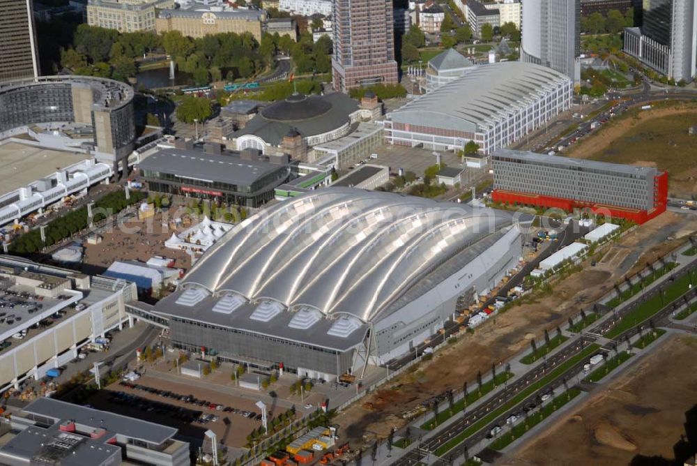 Aerial photograph Frankfurt am Main - Frankfurt / Main c Blick auf das Messe- und Ausstellungsgelände in der Friedrich-Ebert-Anlage. Der transparente Glasbau mit seinem markanten ellipsenförmigen Design verfügt über einen direkten Zugang zur Festhalle und ist zudem durch die Via Mobile mit dem benachbarten Congress Center sowie sämtlichen Messehallen verbunden. Ansprechpartner: Dr. Jens Schreiber Tel.: 69 75 75-66 22 - Telefax +49 69 75 75-68 44 - press@messefrankfurt.com