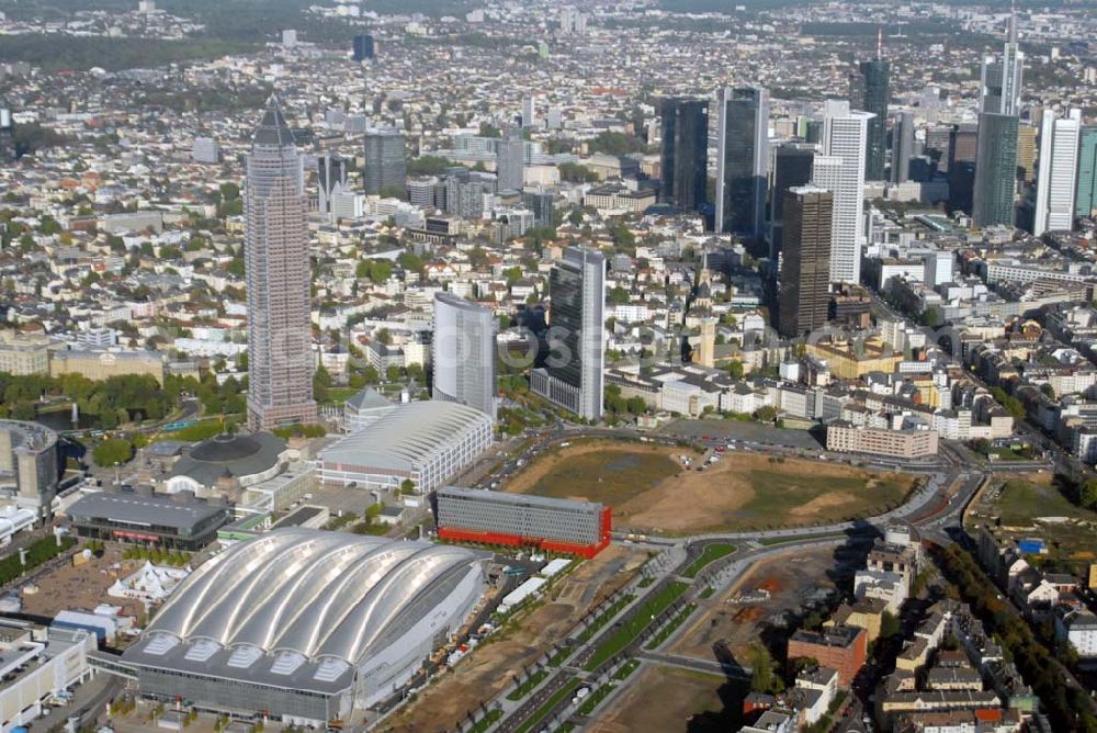 Frankfurt am Main from above - Frankfurt / Main c Blick auf das Messe- und Ausstellungsgelände in der Friedrich-Ebert-Anlage. Der transparente Glasbau mit seinem markanten ellipsenförmigen Design verfügt über einen direkten Zugang zur Festhalle und ist zudem durch die Via Mobile mit dem benachbarten Congress Center sowie sämtlichen Messehallen verbunden. Ansprechpartner: Dr. Jens Schreiber Tel.: 69 75 75-66 22 - Telefax +49 69 75 75-68 44 - press@messefrankfurt.com