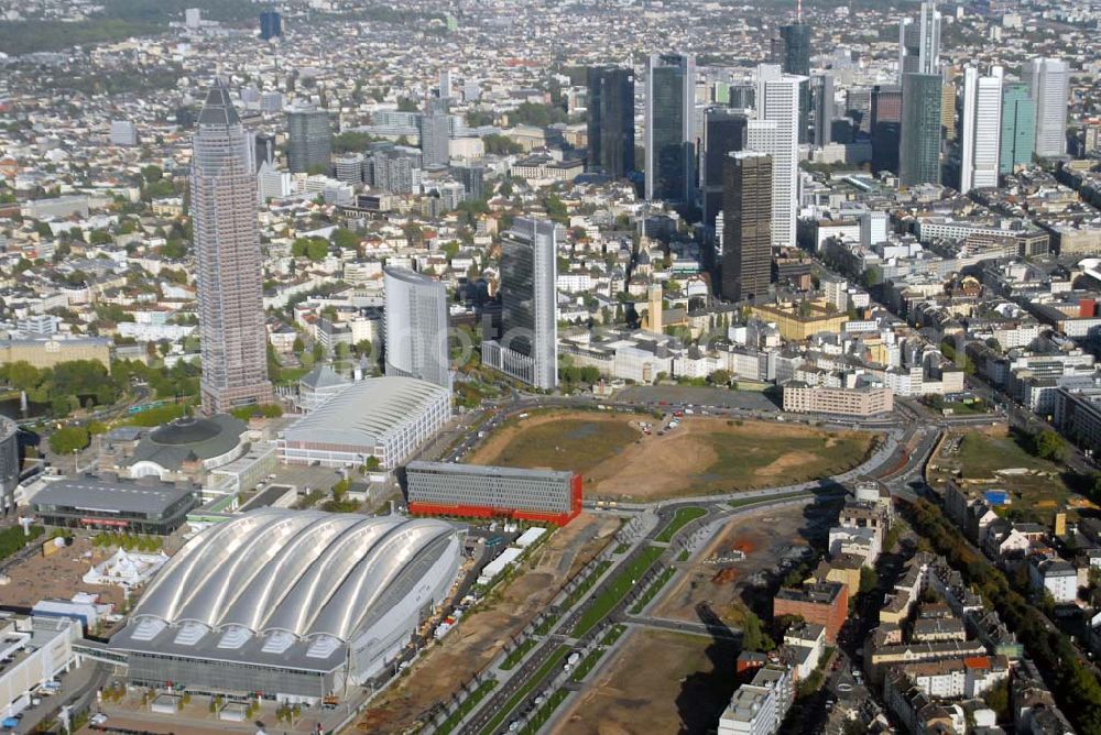 Frankfurt am Main from the bird's eye view: Frankfurt / Main c Blick auf das Messe- und Ausstellungsgelände in der Friedrich-Ebert-Anlage. Der transparente Glasbau mit seinem markanten ellipsenförmigen Design verfügt über einen direkten Zugang zur Festhalle und ist zudem durch die Via Mobile mit dem benachbarten Congress Center sowie sämtlichen Messehallen verbunden. Ansprechpartner: Dr. Jens Schreiber Tel.: 69 75 75-66 22 - Telefax +49 69 75 75-68 44 - press@messefrankfurt.com