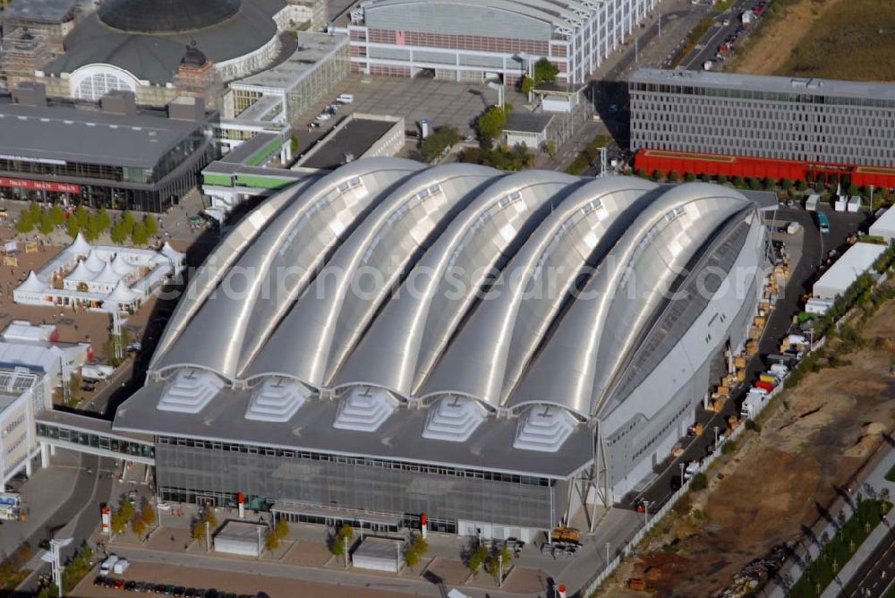 Aerial image Frankfurt am Main - Frankfurt / Main c Blick auf das Messe- und Ausstellungsgelände in der Friedrich-Ebert-Anlage. Der transparente Glasbau mit seinem markanten ellipsenförmigen Design verfügt über einen direkten Zugang zur Festhalle und ist zudem durch die Via Mobile mit dem benachbarten Congress Center sowie sämtlichen Messehallen verbunden. Ansprechpartner: Dr. Jens Schreiber Tel.: 69 75 75-66 22 - Telefax +49 69 75 75-68 44 - press@messefrankfurt.com