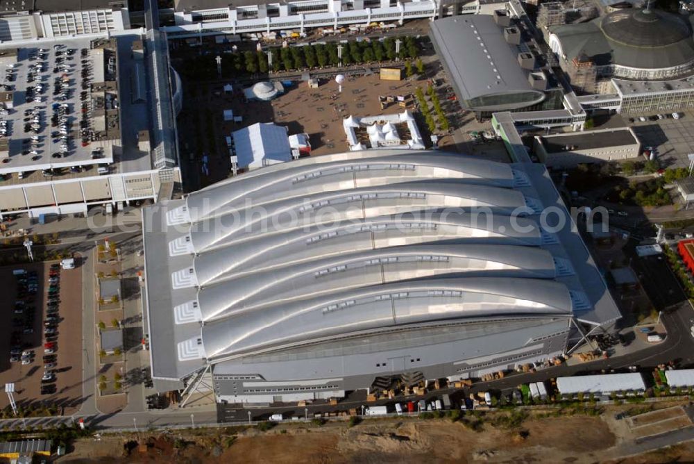 Aerial photograph Frankfurt am Main - Frankfurt / Main c Blick auf das Messe- und Ausstellungsgelände in der Friedrich-Ebert-Anlage. Der transparente Glasbau mit seinem markanten ellipsenförmigen Design verfügt über einen direkten Zugang zur Festhalle und ist zudem durch die Via Mobile mit dem benachbarten Congress Center sowie sämtlichen Messehallen verbunden. Ansprechpartner: Dr. Jens Schreiber Tel.: 69 75 75-66 22 - Telefax +49 69 75 75-68 44 - press@messefrankfurt.com