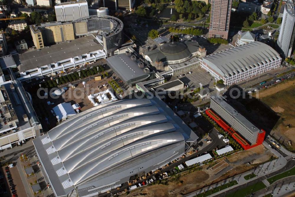 Frankfurt am Main from above - Frankfurt / Main c Blick auf das Messe- und Ausstellungsgelände in der Friedrich-Ebert-Anlage. Der transparente Glasbau mit seinem markanten ellipsenförmigen Design verfügt über einen direkten Zugang zur Festhalle und ist zudem durch die Via Mobile mit dem benachbarten Congress Center sowie sämtlichen Messehallen verbunden. Ansprechpartner: Dr. Jens Schreiber Tel.: 69 75 75-66 22 - Telefax +49 69 75 75-68 44 - press@messefrankfurt.com