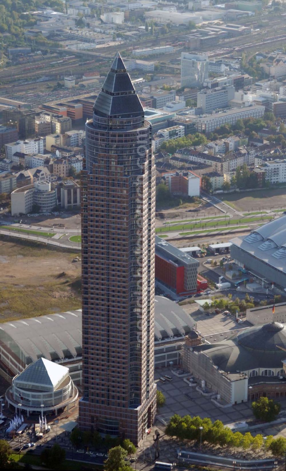 Aerial image Frankfurt am Main - Blick auf den Messeturm auf dem Messe- und Ausstellungsgelände in der Friedrich-Ebert-Anlage.