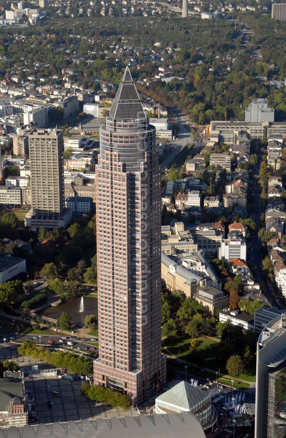 Aerial photograph Frankfurt am Main - Blick auf den Messeturm auf dem Messe- und Ausstellungsgelände in der Friedrich-Ebert-Anlage.