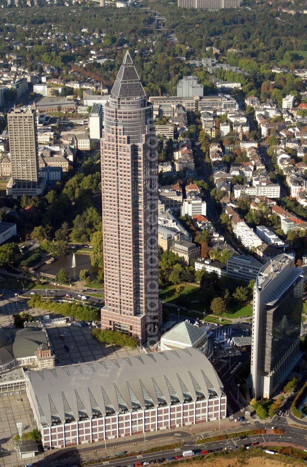 Frankfurt am Main from above - Blick auf den Messeturm auf dem Messe- und Ausstellungsgelände in der Friedrich-Ebert-Anlage.