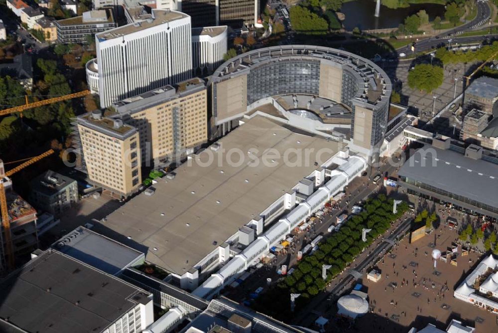 Aerial image Frankfurt am Main - Blick auf das Maritim Hotel Frankfurt in der Theodor-Heuss-Allee 3 in 60486 Frankfurt am Main, Deutschland. Das Deluxe-Hotel Maritim Frankfurt ist im Zentrum von Frankurt nahe der historischen Festhalle und dem Messegelände von Frankfurt. Daneben befindet sich das Poseidon-Haus.