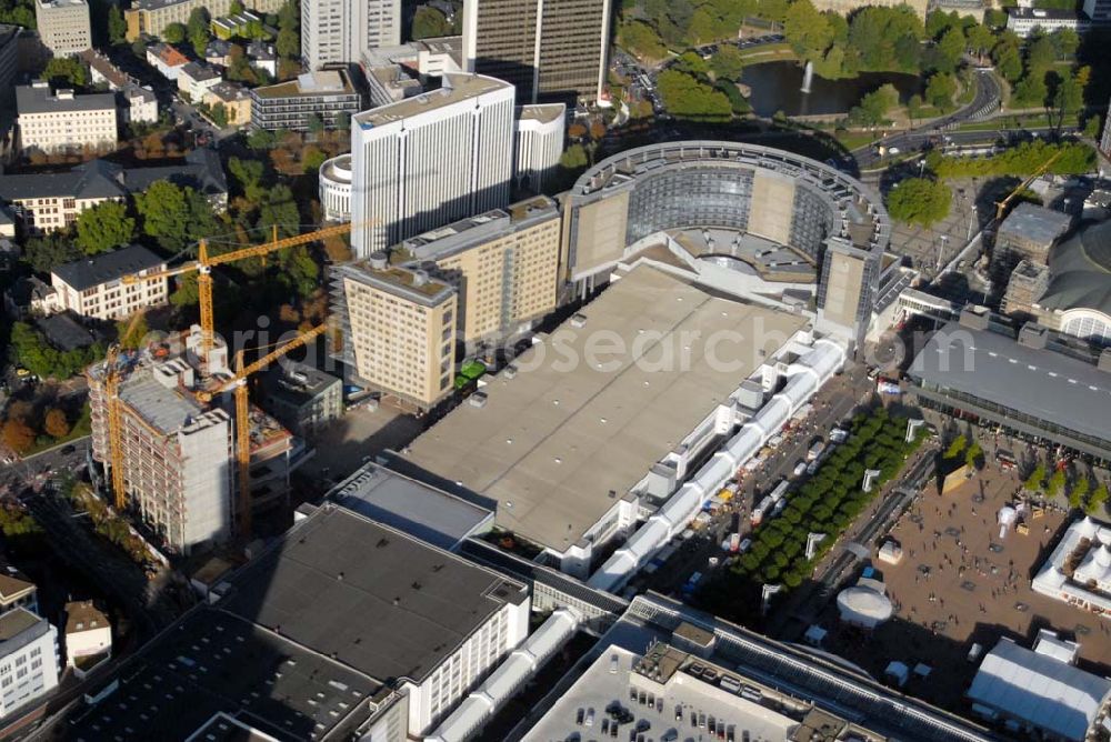 Aerial photograph Frankfurt am Main - Blick auf das Maritim Hotel Frankfurt in der Theodor-Heuss-Allee 3 in 60486 Frankfurt am Main, Deutschland. Das Deluxe-Hotel Maritim Frankfurt ist im Zentrum von Frankurt nahe der historischen Festhalle und dem Messegelände von Frankfurt. Daneben befindet sich das Poseidon-Haus.