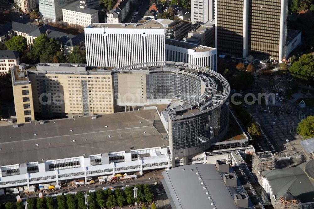 Frankfurt am Main from the bird's eye view: Blick auf das Maritim Hotel Frankfurt in der Theodor-Heuss-Allee 3 in 60486 Frankfurt am Main, Deutschland. Das Deluxe-Hotel Maritim Frankfurt ist im Zentrum von Frankurt nahe der historischen Festhalle und dem Messegelände von Frankfurt. Daneben befindet sich das Poseidon-Haus.