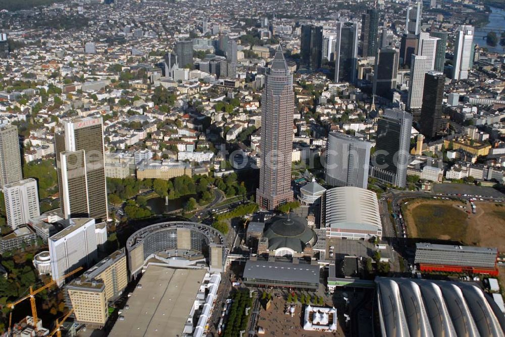 Aerial image Frankfurt am Main - Blick auf den Messeturm in der Friedrich-Ebert-Anlage mit der historischen Festhalle, dem Maritim und Marriott Hotel sowie der Messehalle. Im Hintergrund erscheinen die Türme Kastor+Pollux.