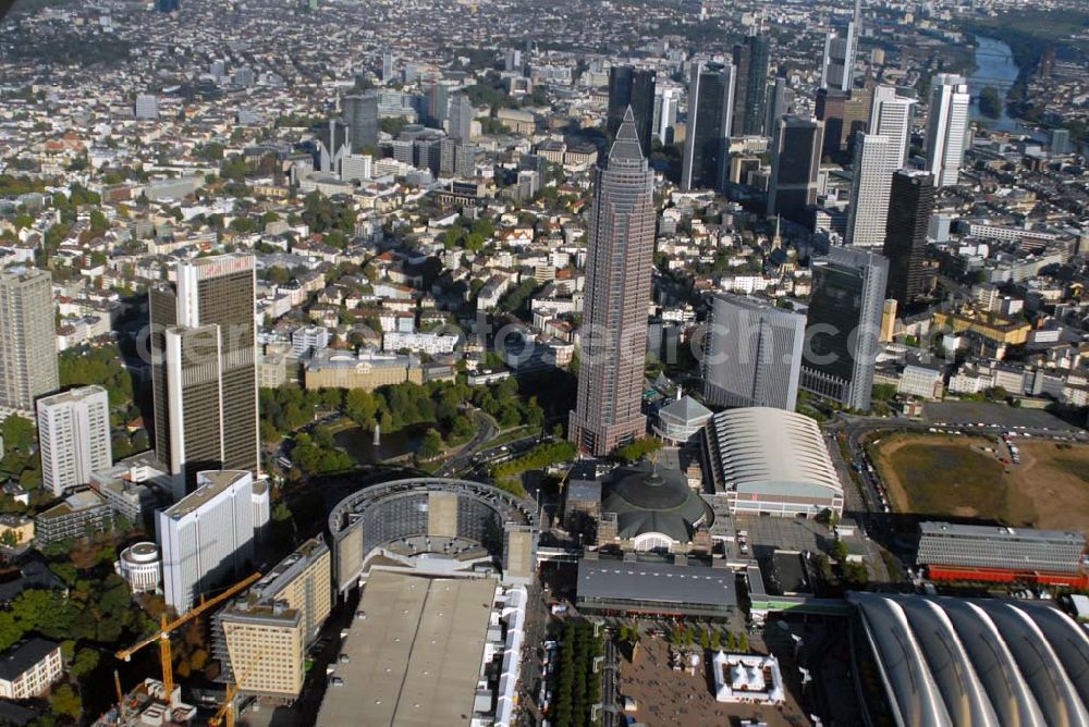 Aerial photograph Frankfurt am Main - Blick auf den Messeturm in der Friedrich-Ebert-Anlage mit der historischen Festhalle, dem Maritim und Marriott Hotel sowie der Messehalle. Im Hintergrund erscheinen die Türme Kastor+Pollux.