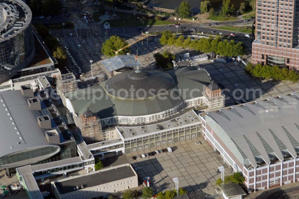 Frankfurt am Main from the bird's eye view: Blick auf die Modernisierungsarbeiten an der historischen Festhalle auf dem Messe- und Ausstellungsgelände in der Friedrich-Ebert-Anlage.