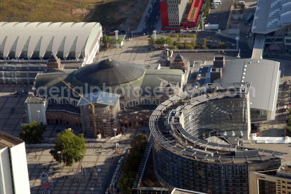 Aerial image Frankfurt am Main - Blick auf die Modernisierungsarbeiten an der historischen Festhalle auf dem Messe- und Ausstellungsgelände in der Friedrich-Ebert-Anlage.