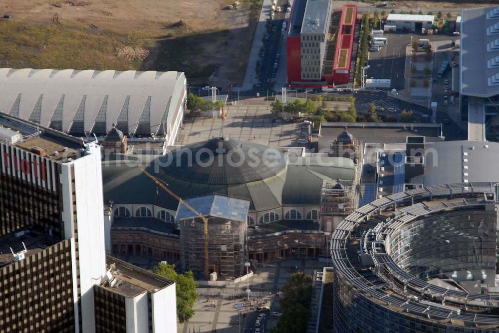 Aerial photograph Frankfurt am Main - Blick auf die Modernisierungsarbeiten an der historischen Festhalle auf dem Messe- und Ausstellungsgelände in der Friedrich-Ebert-Anlage.