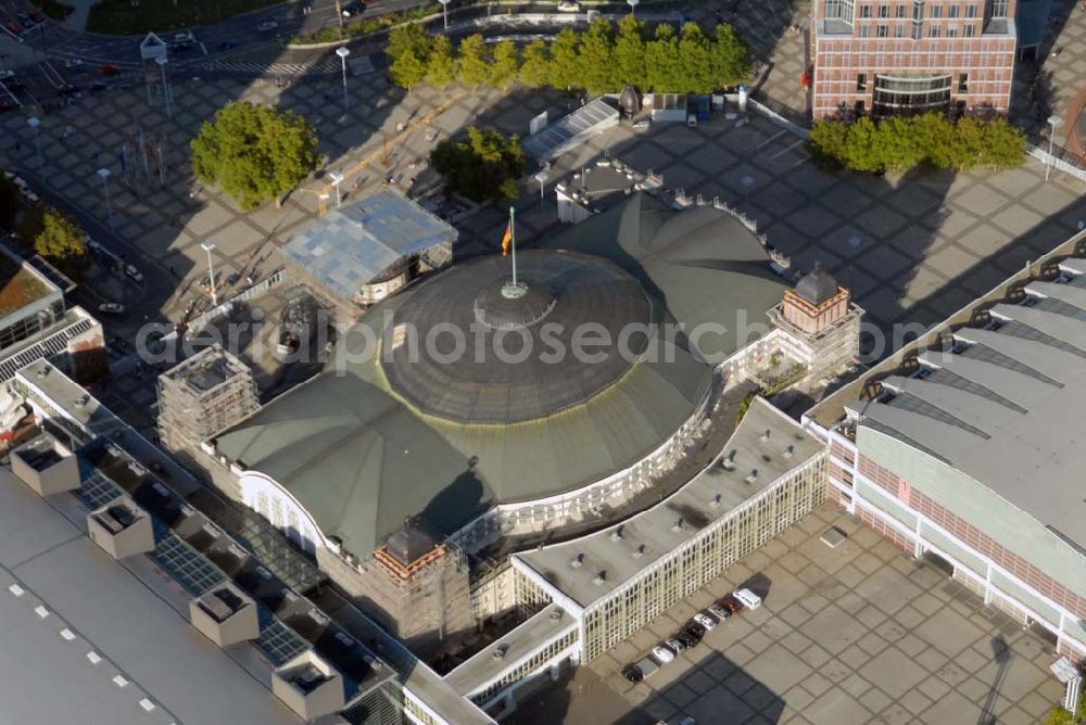 Frankfurt am Main from above - Blick auf die Modernisierungsarbeiten an der historischen Festhalle auf dem Messe- und Ausstellungsgelände in der Friedrich-Ebert-Anlage.