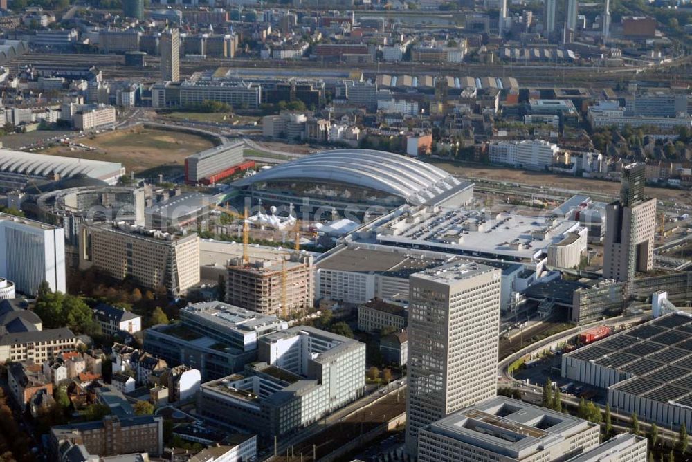 Frankfurt am Main from the bird's eye view: Blick auf das Messe- und Ausstellungsgelände in der Friedrich-Ebert-Anlage mit der Festhalle und dem Maritim Hotel. Der transparente Glasbau mit seinem markanten ellipsenförmigen Design verfügt über einen direkten Zugang zur Festhalle und ist zudem durch die Via Mobile mit dem benachbarten Congress Center sowie sämtlichen Messehallen verbunden. Ansprechpartner: Dr. Jens Schreiber Tel.: 69 75 75-66 22 - Telefax +49 69 75 75-68 44 press@messefrankfurt.com