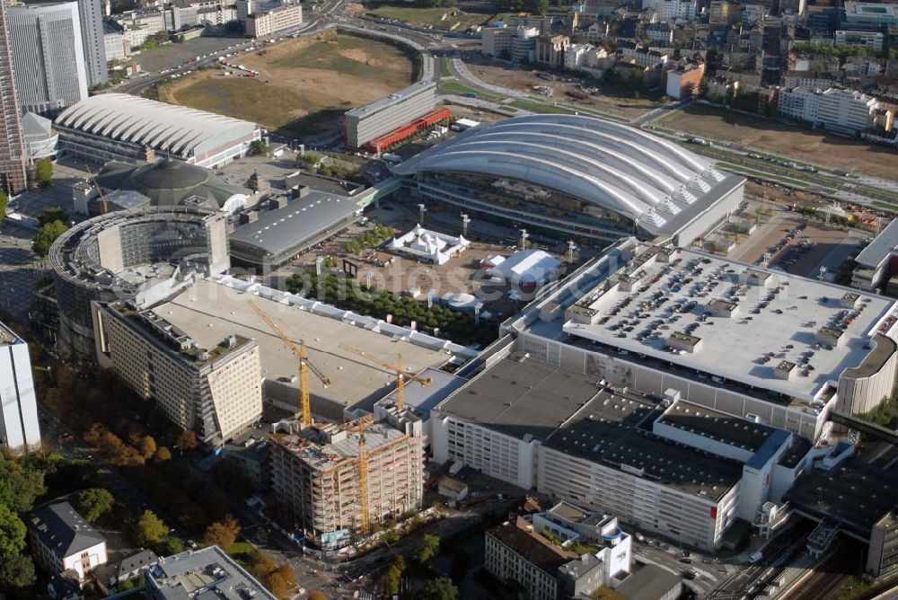 Frankfurt am Main from above - Blick auf das Messe- und Ausstellungsgelände in der Friedrich-Ebert-Anlage mit der Festhalle und dem Maritim Hotel. Der transparente Glasbau mit seinem markanten ellipsenförmigen Design verfügt über einen direkten Zugang zur Festhalle und ist zudem durch die Via Mobile mit dem benachbarten Congress Center sowie sämtlichen Messehallen verbunden. Ansprechpartner: Dr. Jens Schreiber Tel.: 69 75 75-66 22 - Telefax +49 69 75 75-68 44 press@messefrankfurt.com