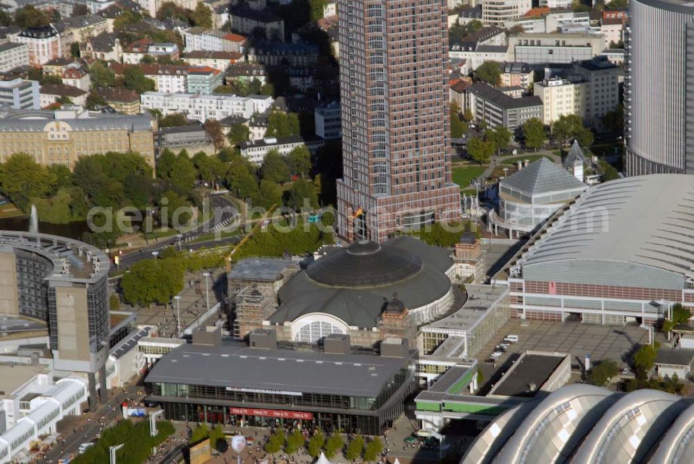 Frankfurt am Main from the bird's eye view: Blick auf das Messe- und Ausstellungsgelände in der Friedrich-Ebert-Anlage insbesondere auf die Festhalle. Dahinter befindet sich der Messeturm. Links im Bild ist das Maritim Hotel.