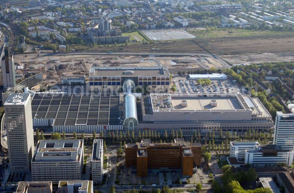 Frankfurt am Main from above - Blick auf das Congress Center auf der Friedrich-Ebert-Anlage. Es verfügt über einen direkten Zugang zum Messe- und Ausstellungsgelände. Davor befindet sich das Bürogebäude GZS ('Goldenes Haus'). Ansprechpartner: Dr. Jens Schreiber Tel.: 69 75 75-66 22 - Telefax +49 69 75 75-68 44 - press@messefrankfurt.com