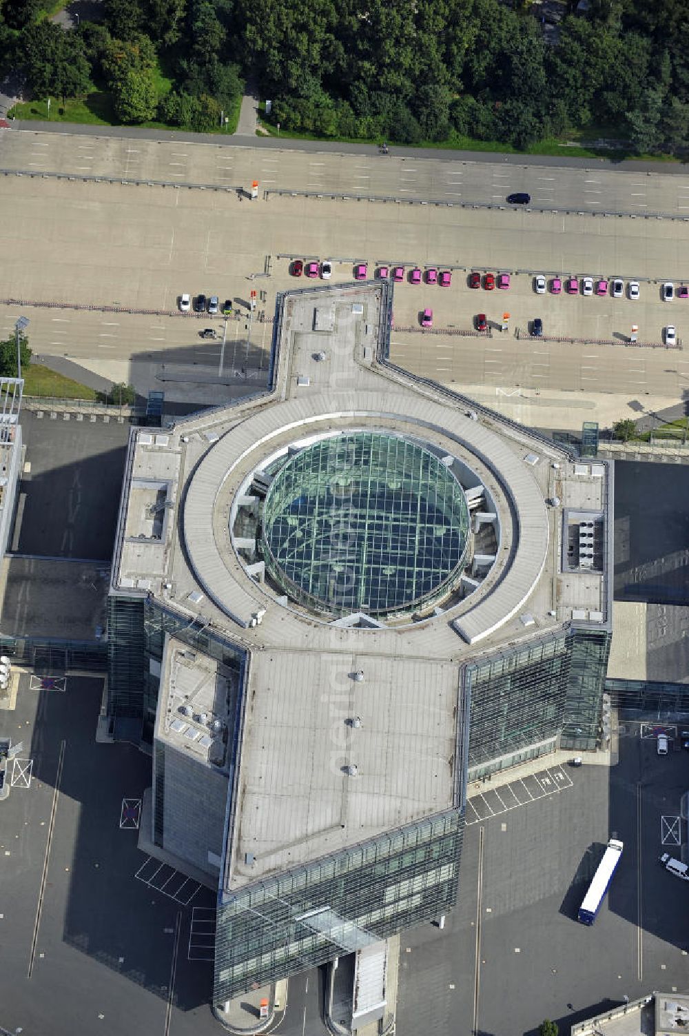 Nürnberg from the bird's eye view: Blick auf das Messegelände und das CongressCenter Nürnberg im Stadtteil Langwasser. Wichtige Messen in Nürnberg sind die u.a. die Spielwarenmesse und die Interzoo. View of the exhibition grounds and the Congress Center Nuremberg in the district Langwasser. Major trade fairs in Nuremberg are, inter alia, The International Toy Fair and the Interzoo.