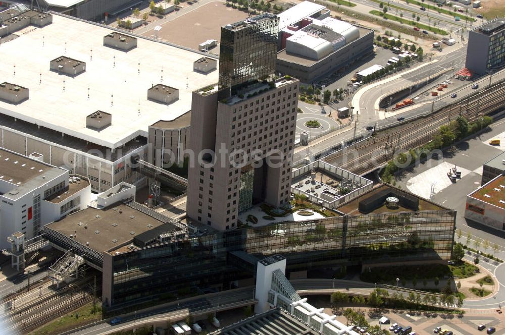 Frankfurt from above - Blick auf das Messe Torhaus. Das Hochhaus wurde 1984 erbaut und teilt das Messegelände in einen östlichen und einen westlichen Geländeteil. Der Architekt Oswald Mathias Ungers stellte damit plastisch die Bestimmung des Torhauses als „Tor zu Frankfurt“ dar. Beteiligte Firmen Grandjean & Kollegen Vermessungsingenieure, Pettersson & Ahrens Ingenieur-Planung GmbH, Messe Frankfurt GmbH, HOCHTIEF Projektentwicklung GmbH, CDM Consult GmbH.