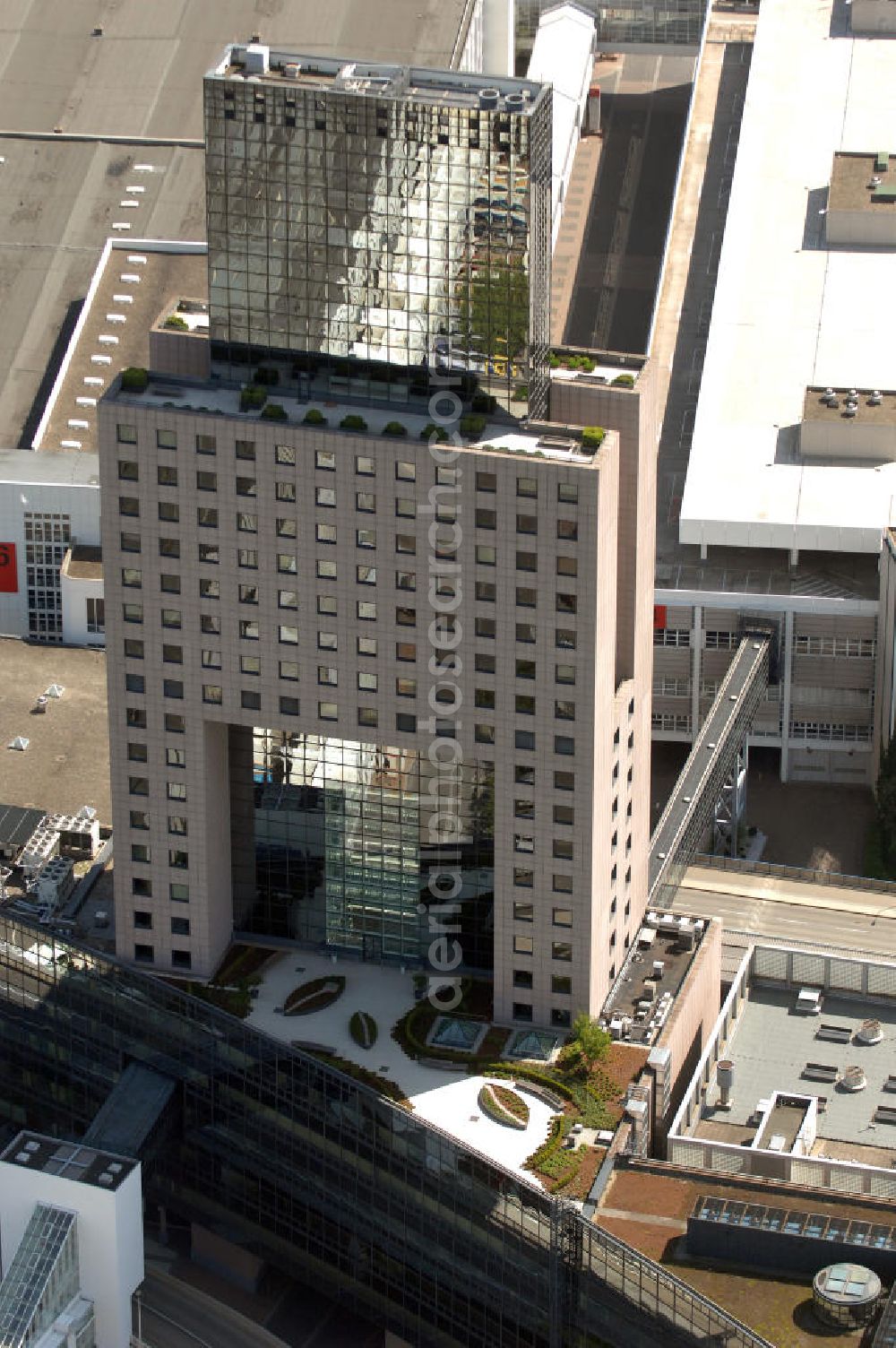 Frankfurt from the bird's eye view: Blick auf das Messe Torhaus. Das Hochhaus wurde 1984 erbaut und teilt das Messegelände in einen östlichen und einen westlichen Geländeteil. Der Architekt Oswald Mathias Ungers stellte damit plastisch die Bestimmung des Torhauses als „Tor zu Frankfurt“ dar. Beteiligte Firmen Grandjean & Kollegen Vermessungsingenieure, Pettersson & Ahrens Ingenieur-Planung GmbH, Messe Frankfurt GmbH, HOCHTIEF Projektentwicklung GmbH, CDM Consult GmbH.