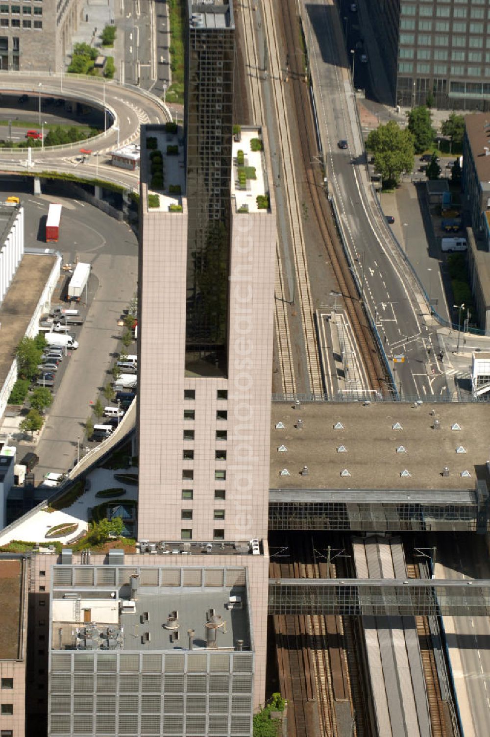 Frankfurt from above - Blick auf das Messe Torhaus. Das Hochhaus wurde 1984 erbaut und teilt das Messegelände in einen östlichen und einen westlichen Geländeteil. Der Architekt Oswald Mathias Ungers stellte damit plastisch die Bestimmung des Torhauses als „Tor zu Frankfurt“ dar. Beteiligte Firmen Grandjean & Kollegen Vermessungsingenieure, Pettersson & Ahrens Ingenieur-Planung GmbH, Messe Frankfurt GmbH, HOCHTIEF Projektentwicklung GmbH, CDM Consult GmbH.