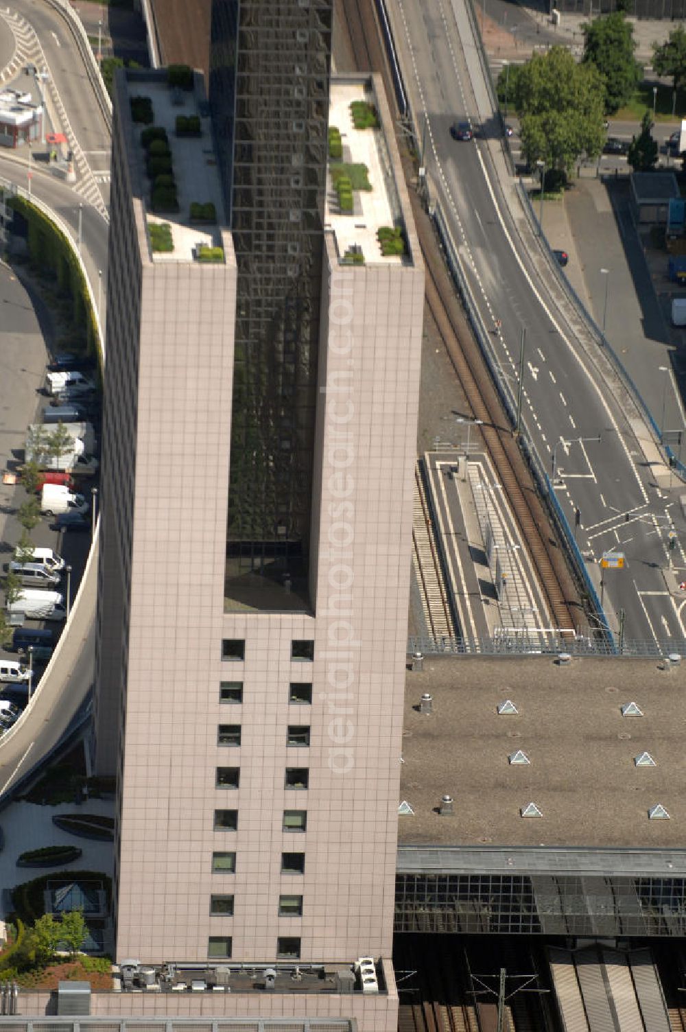 Frankfurt from the bird's eye view: Blick auf das Messe Torhaus. Das Hochhaus wurde 1984 erbaut und teilt das Messegelände in einen östlichen und einen westlichen Geländeteil. Der Architekt Oswald Mathias Ungers stellte damit plastisch die Bestimmung des Torhauses als „Tor zu Frankfurt“ dar. Beteiligte Firmen Grandjean & Kollegen Vermessungsingenieure, Pettersson & Ahrens Ingenieur-Planung GmbH, Messe Frankfurt GmbH, HOCHTIEF Projektentwicklung GmbH, CDM Consult GmbH.