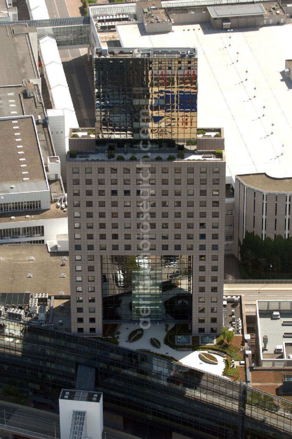 Aerial image Frankfurt - Blick auf das Messe Torhaus. Das Hochhaus wurde 1984 erbaut und teilt das Messegelände in einen östlichen und einen westlichen Geländeteil. Der Architekt Oswald Mathias Ungers stellte damit plastisch die Bestimmung des Torhauses als „Tor zu Frankfurt“ dar. Beteiligte Firmen Grandjean & Kollegen Vermessungsingenieure, Pettersson & Ahrens Ingenieur-Planung GmbH, Messe Frankfurt GmbH, HOCHTIEF Projektentwicklung GmbH, CDM Consult GmbH.