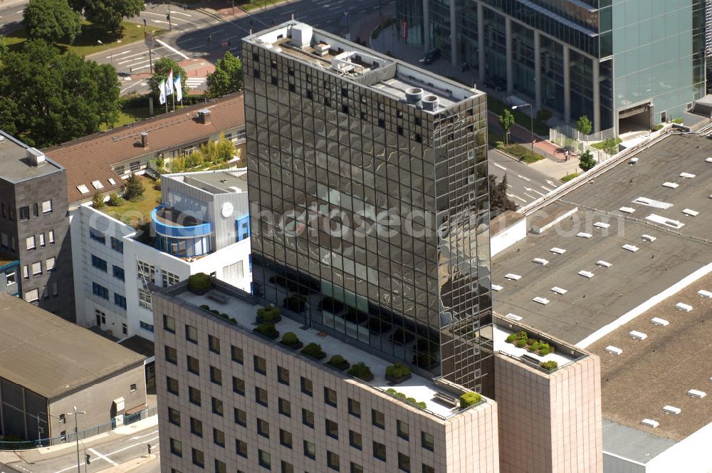 Frankfurt from above - Blick auf das Messe Torhaus. Das Hochhaus wurde 1984 erbaut und teilt das Messegelände in einen östlichen und einen westlichen Geländeteil. Der Architekt Oswald Mathias Ungers stellte damit plastisch die Bestimmung des Torhauses als „Tor zu Frankfurt“ dar. Beteiligte Firmen Grandjean & Kollegen Vermessungsingenieure, Pettersson & Ahrens Ingenieur-Planung GmbH, Messe Frankfurt GmbH, HOCHTIEF Projektentwicklung GmbH, CDM Consult GmbH.