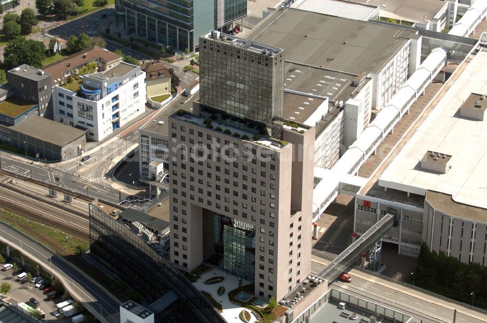 Frankfurt from the bird's eye view: Blick auf das Messe Torhaus. Das Hochhaus wurde 1984 erbaut und teilt das Messegelände in einen östlichen und einen westlichen Geländeteil. Der Architekt Oswald Mathias Ungers stellte damit plastisch die Bestimmung des Torhauses als „Tor zu Frankfurt“ dar. Beteiligte Firmen Grandjean & Kollegen Vermessungsingenieure, Pettersson & Ahrens Ingenieur-Planung GmbH, Messe Frankfurt GmbH, HOCHTIEF Projektentwicklung GmbH, CDM Consult GmbH.