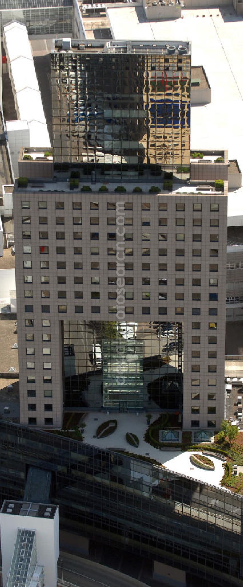 Aerial image Frankfurt - Blick auf das Messe Torhaus. Das Hochhaus wurde 1984 erbaut und teilt das Messegelände in einen östlichen und einen westlichen Geländeteil. Der Architekt Oswald Mathias Ungers stellte damit plastisch die Bestimmung des Torhauses als „Tor zu Frankfurt“ dar. Beteiligte Firmen Grandjean & Kollegen Vermessungsingenieure, Pettersson & Ahrens Ingenieur-Planung GmbH, Messe Frankfurt GmbH, HOCHTIEF Projektentwicklung GmbH, CDM Consult GmbH.