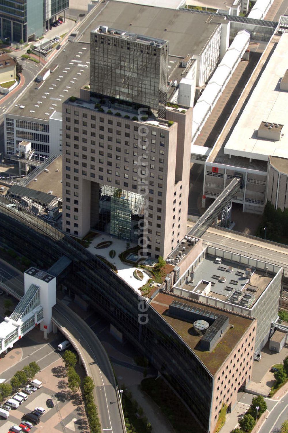 Aerial photograph Frankfurt - Blick auf das Messe Torhaus. Das Hochhaus wurde 1984 erbaut und teilt das Messegelände in einen östlichen und einen westlichen Geländeteil. Der Architekt Oswald Mathias Ungers stellte damit plastisch die Bestimmung des Torhauses als „Tor zu Frankfurt“ dar. Beteiligte Firmen Grandjean & Kollegen Vermessungsingenieure, Pettersson & Ahrens Ingenieur-Planung GmbH, Messe Frankfurt GmbH, HOCHTIEF Projektentwicklung GmbH, CDM Consult GmbH.