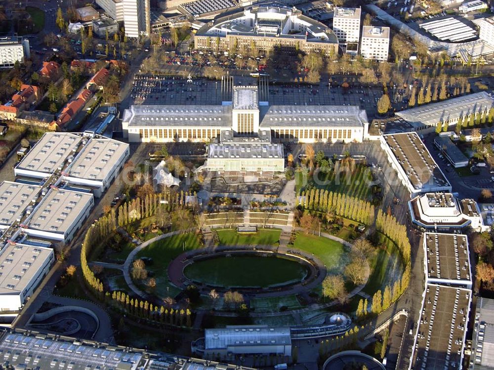 Berlin from the bird's eye view: 19.11.2004, Berlin Blick auf das Messegelände Berlin mit seinem Sommergarten, den verschiedenen Hallen und dem Funkturm