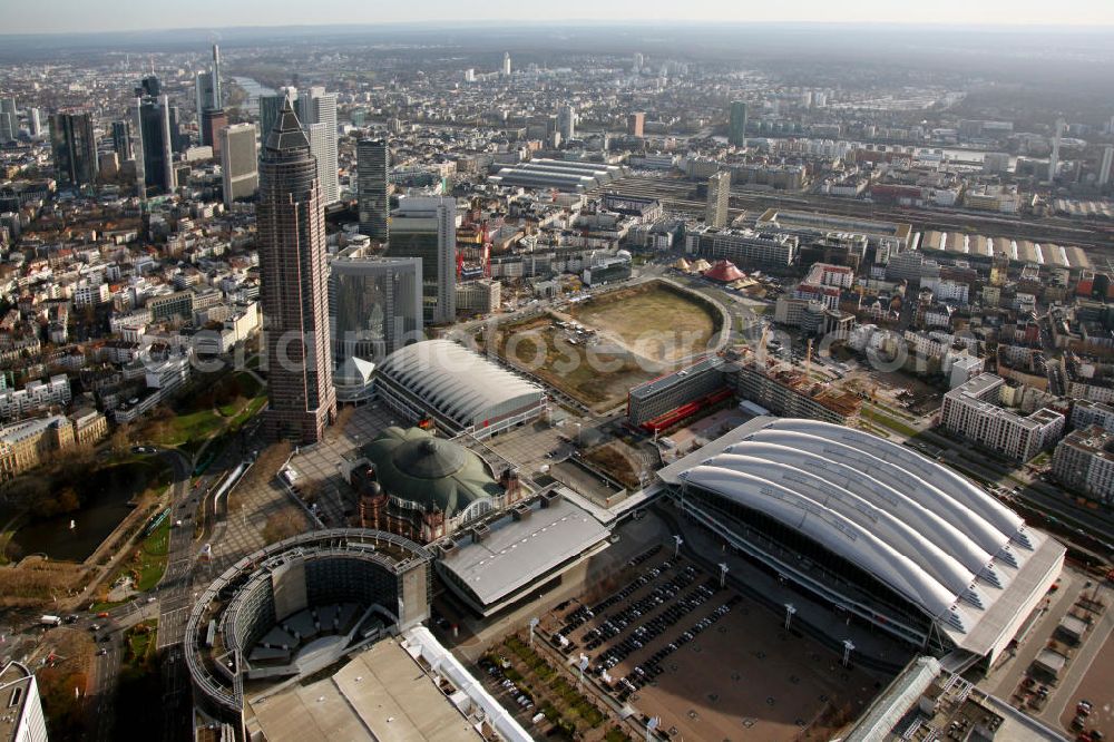 Aerial image Frankfurt am Main - Blick auf die Frankfurter Innenstadt mit dem Messegelände und dem Messeturm, einem bekannten Büro-und Geschäftsgebäude. Der Büroturm war bei seiner Fertigstellung 1991 das höchste Gebäude in Europa. View to the inner city of Frankfurt at the Main, with the Frankfurt landmark tower and the fairground.