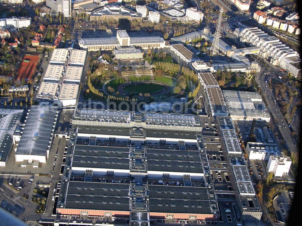 Berlin from above - 19.11.2004, Berlin Blick auf das Messegelände Berlin mit seinem Sommergarten, den verschiedenen Hallen und dem Funkturm