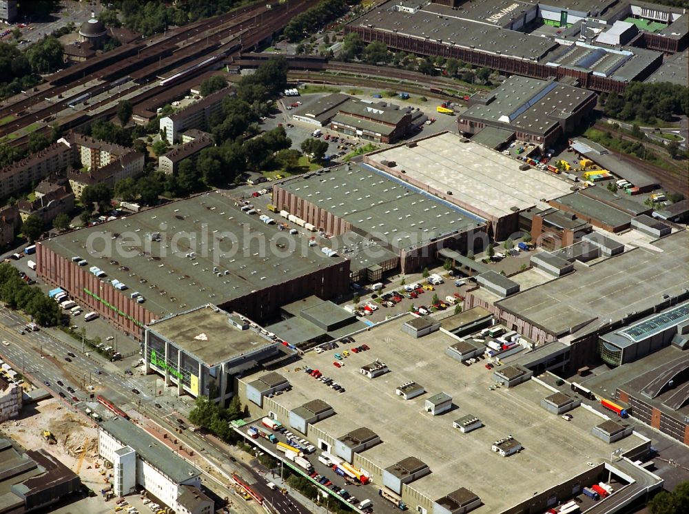 Aerial photograph Köln - View of the fairgrounds of the Koelnmesse at Deutz-Muelheimer Strasse in Cologne in the state North Rhine-Westphalia. The area with the exhibition halls is surrounded by tracks and railway systems of the Messe-Deutz station. Operater of the Cologne Fair is the Koelnmesse GmbH