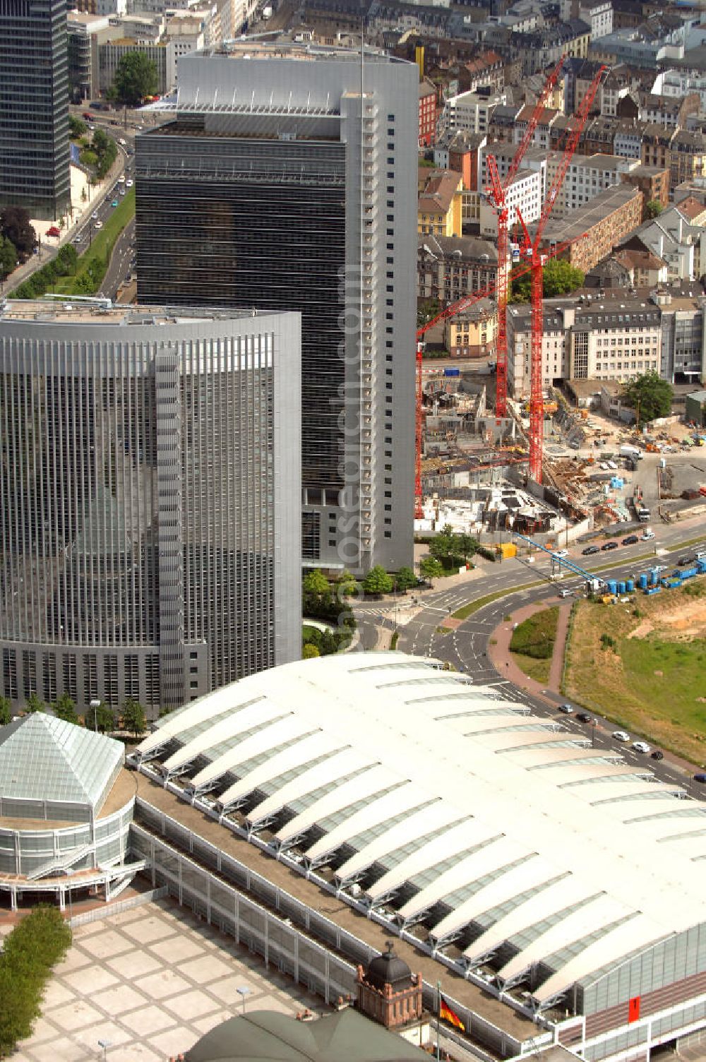 Aerial image Frankfurt am Main - Blick auf die Baustelle des Tower 185, die Kastor und Pollux-Hochhäuser und Halle 1 auf dem Messegelände im Stadtzentrum von Frankfurt am Main in Hessen. Auf der Friedrich-Ebert-Anlage entsteht bis voraussichtlich Ende 2011 ein 186 Meter hoher Bürohaus-Neubau. Bauherr: Vivico Real Estate, Jörg Werner, Hedderichstraße 55-57, 60594 Frankfurt / Main, +49 (0) 69 76 80 67 24,