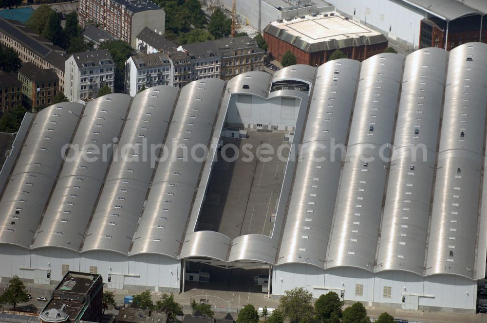 Hamburg from the bird's eye view: Blick auf die Messehalle der Hamburg Messe. Auf dem Gelände der Hamburg Messe finden jährlich gut 20 Eigen- und Gastverantstaltungen statt, auf denen sich rund 12.000 Aussteller und etwa 900.000 Besucher aus aller Welt treffen. View of the exhibition hall of the Hamburg Messe. On the site of the Hamburg Fair are held annually over 20 equity fairs and external fairs where over 12,000 exhibitors and 900,000 visitors from around the world take part in.