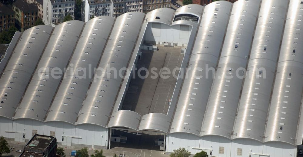 Aerial image Hamburg - Blick auf die Messehalle der Hamburg Messe. Auf dem Gelände der Hamburg Messe finden jährlich gut 20 Eigen- und Gastverantstaltungen statt, auf denen sich rund 12.000 Aussteller und etwa 900.000 Besucher aus aller Welt treffen. View of the exhibition hall of the Hamburg Messe. On the site of the Hamburg Fair are held annually over 20 equity fairs and external fairs where over 12,000 exhibitors and 900,000 visitors from around the world take part in.